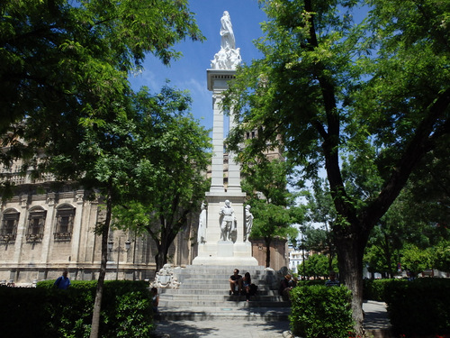 Alkazar Plaza and Statue.